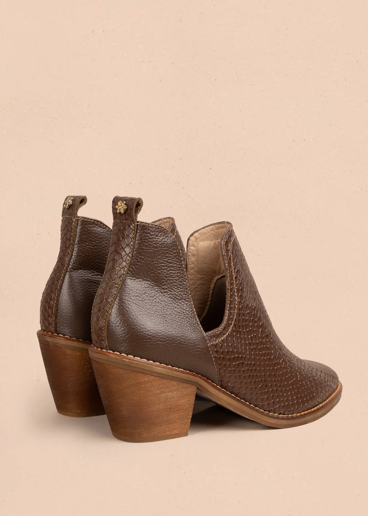 Botín en cuero color café con textura de croco 106112