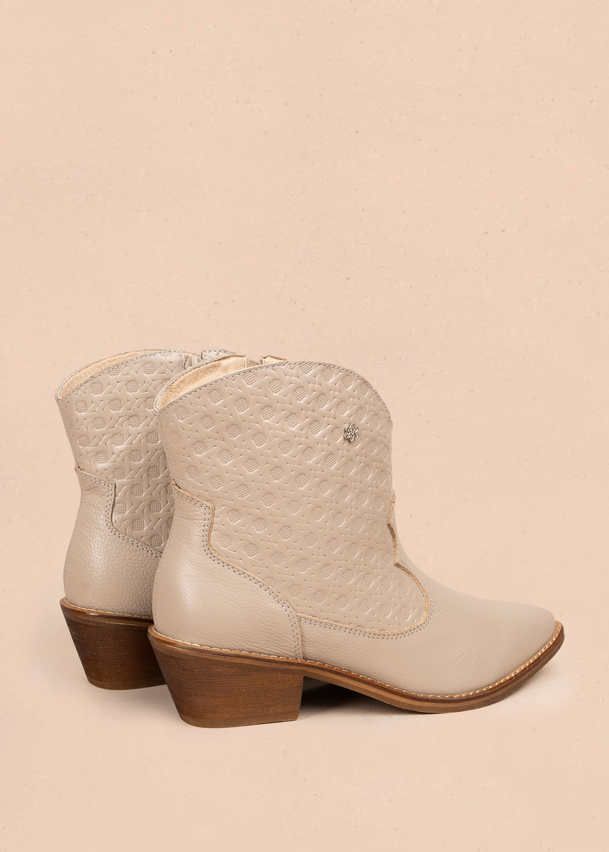 Botines en cuero color beige con texturizado 106113