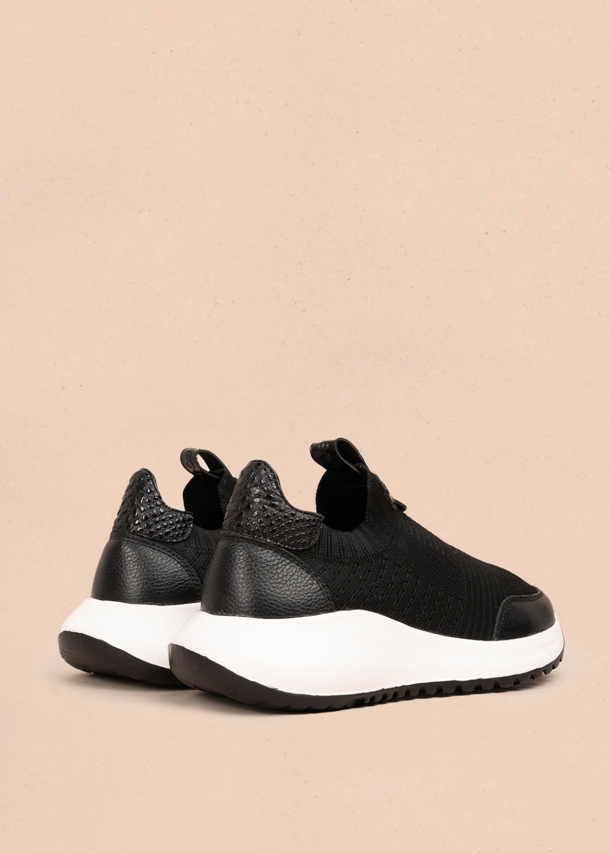 Tenis casuales en cuero color negro en malla 106114