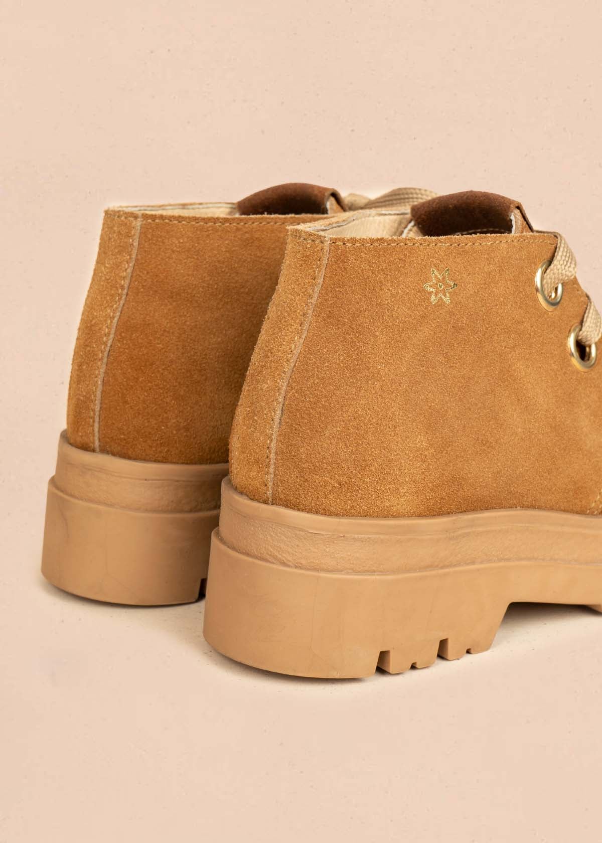 Botines en cuero carnaza color miel con suela chunky 106115