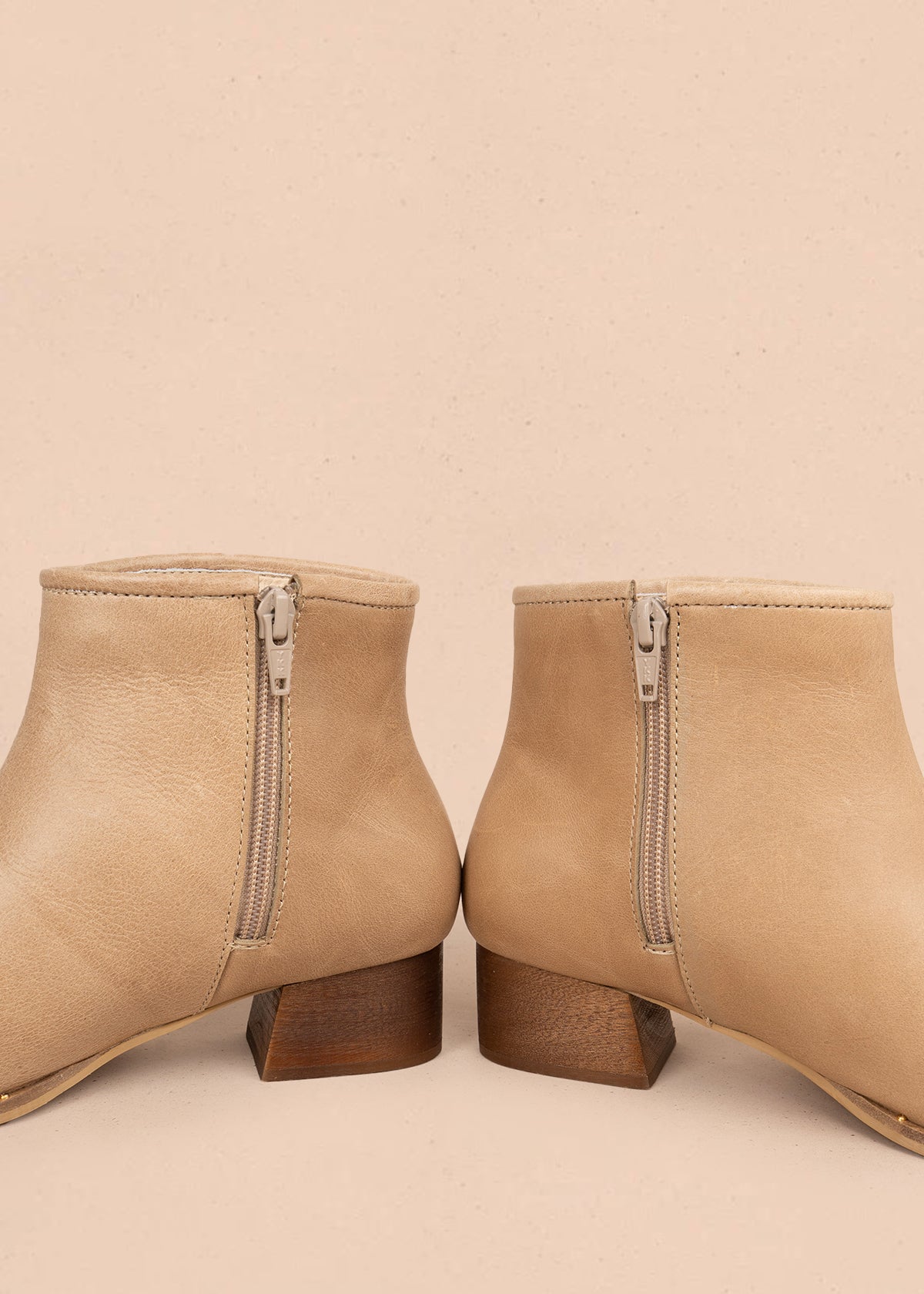 Botín en cuero color beige con acabado liso 106116