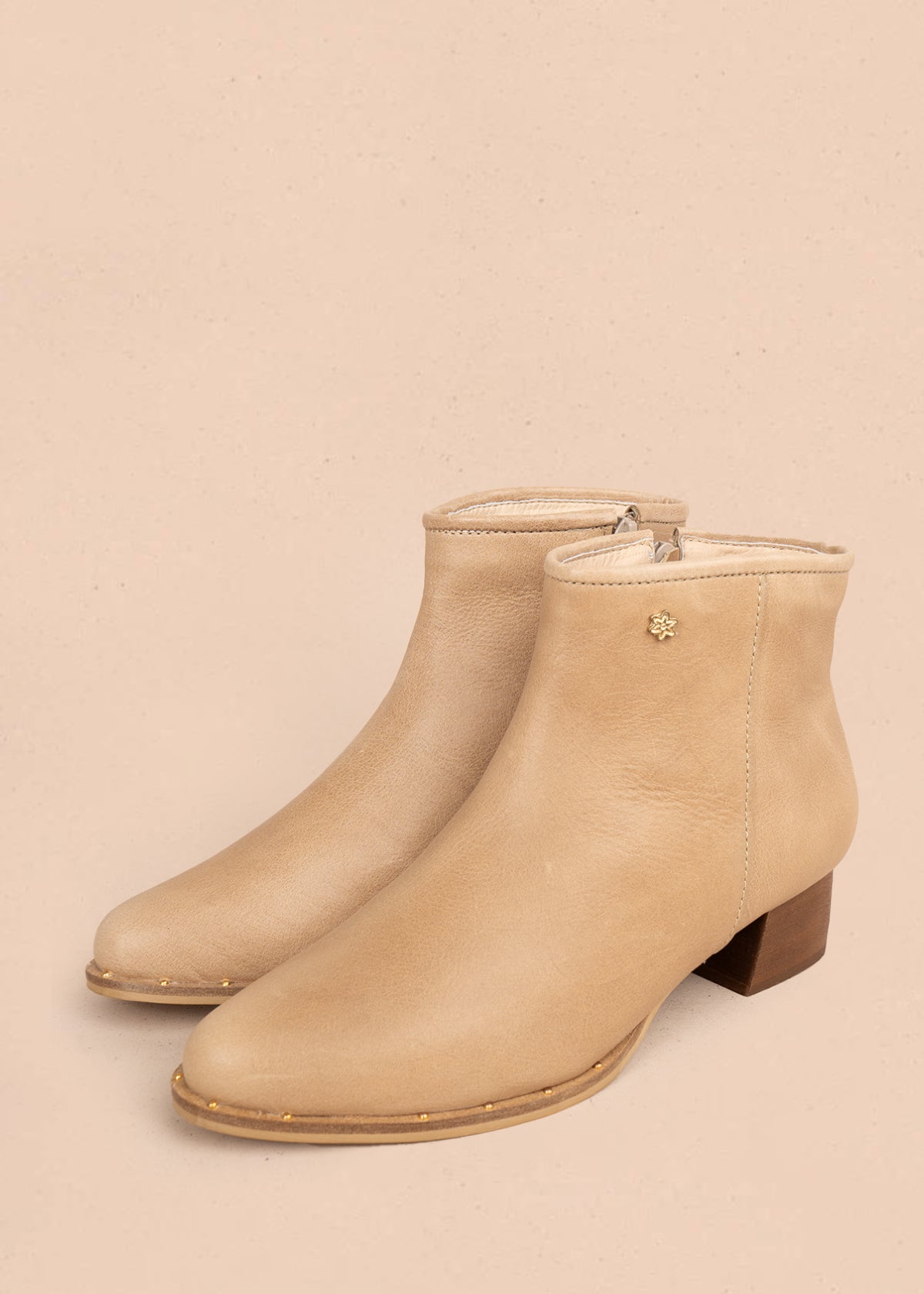 Botín en cuero color beige con acabado liso 106116