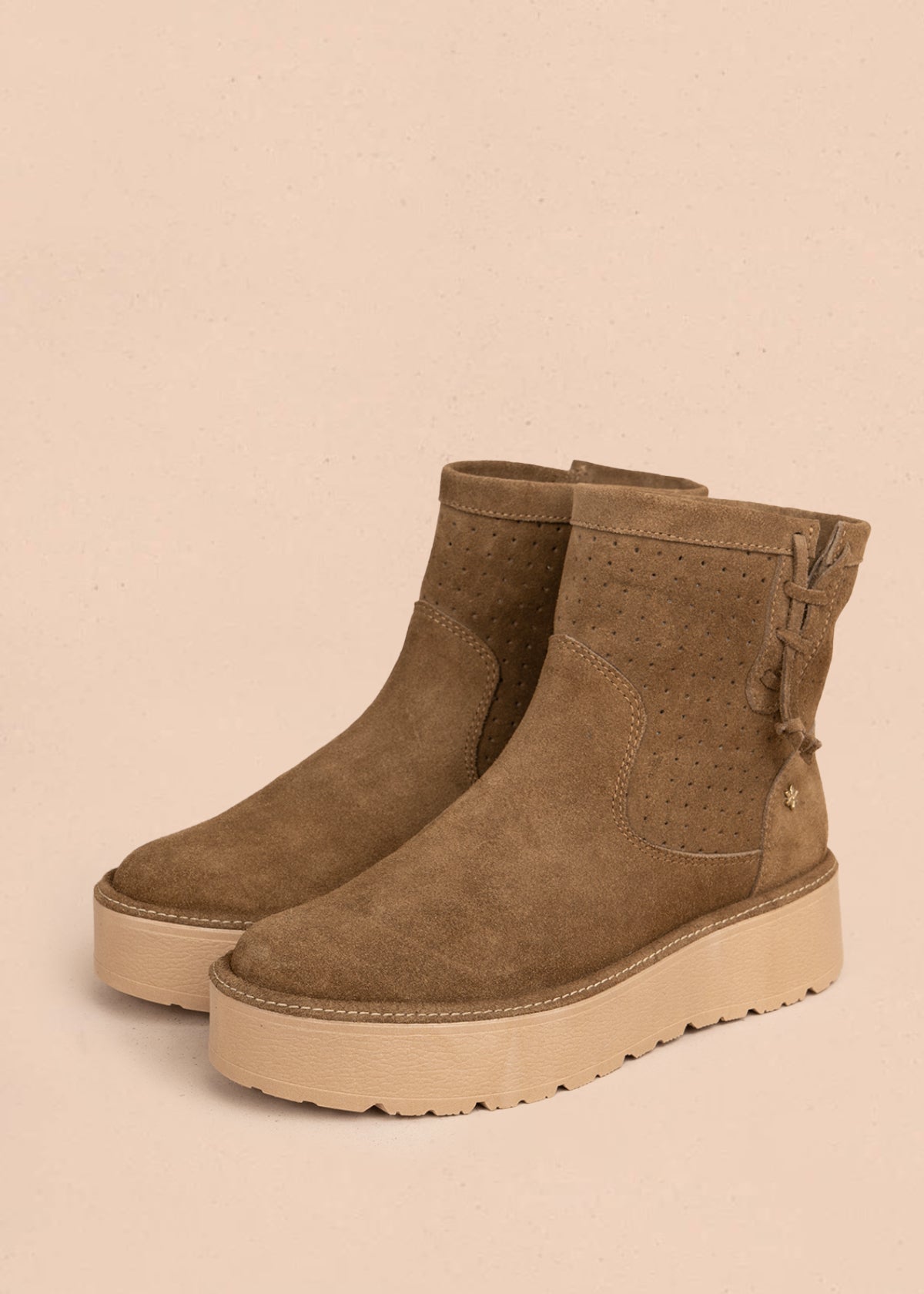 Botín en cuero color miel con perforaciones y ajuste trasero 106117