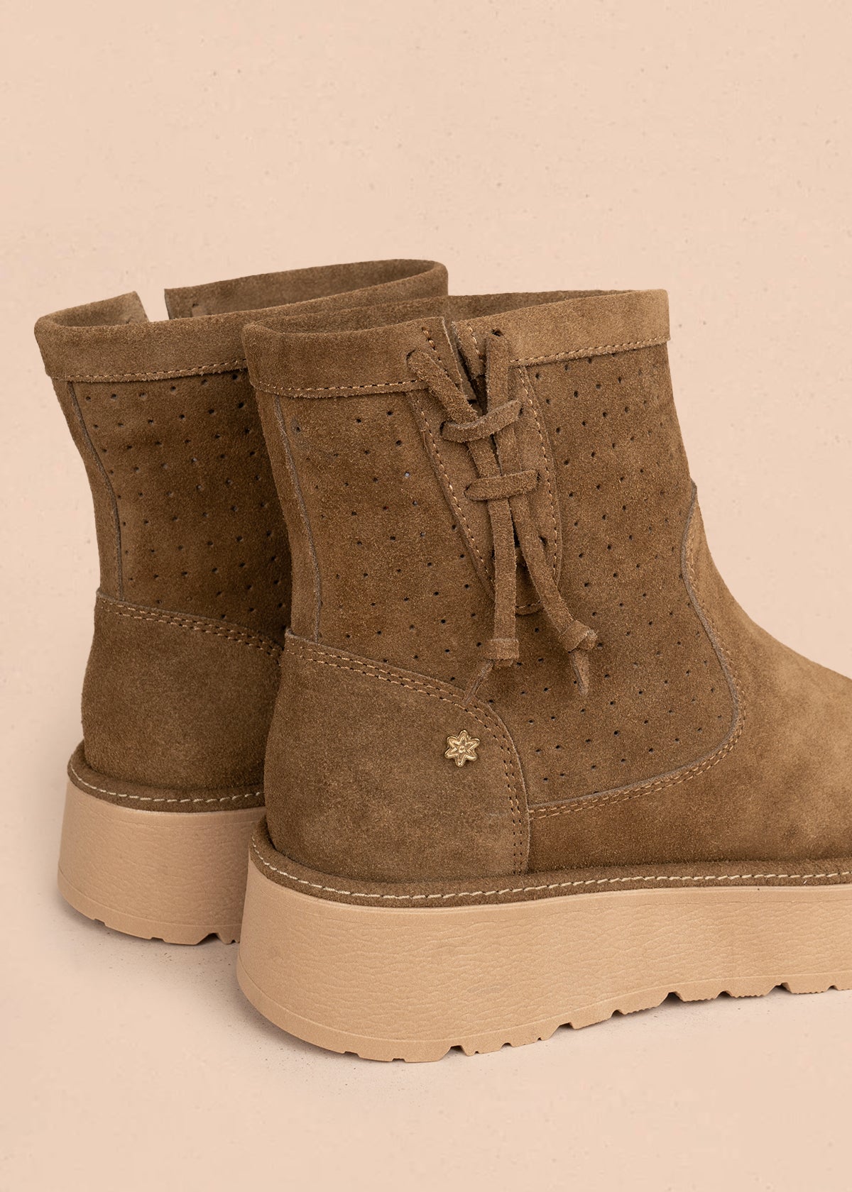 Botín en cuero color miel con perforaciones y ajuste trasero 106117