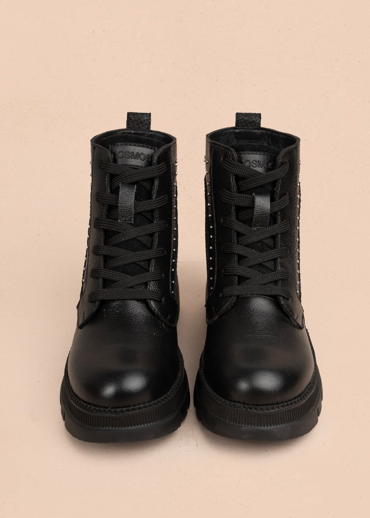 Botín en cuero color negro con diseño perforado y detalles metálicos 106118