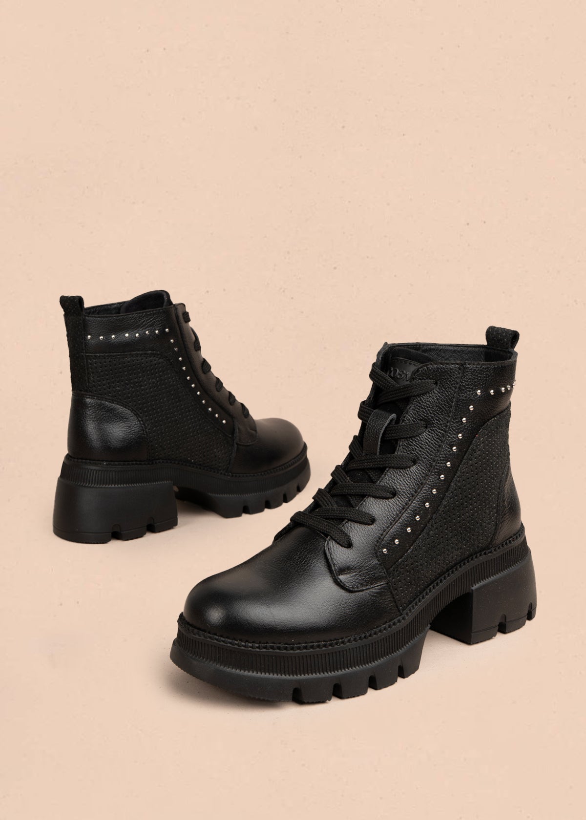 Botín en cuero color negro con diseño perforado y detalles metálicos 106118