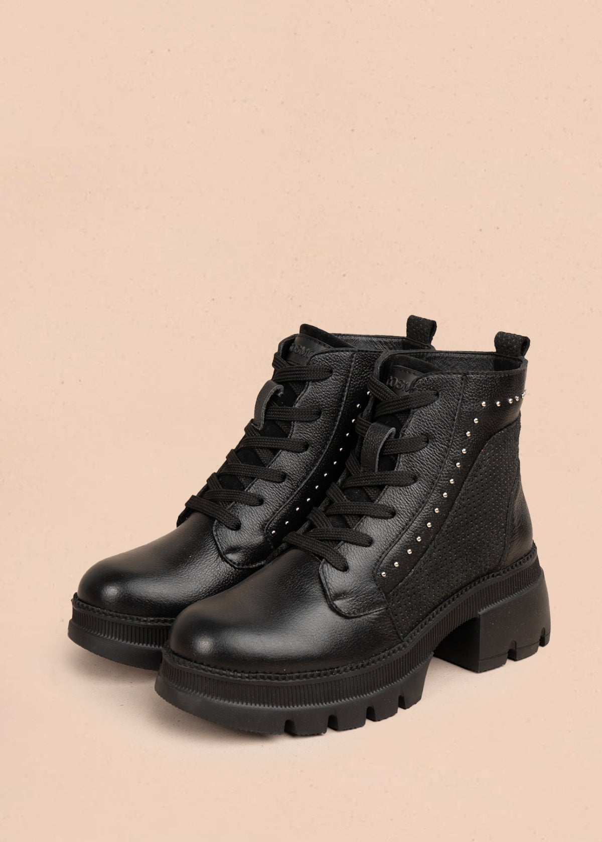 Botín en cuero color negro con diseño perforado y detalles metálicos 106118
