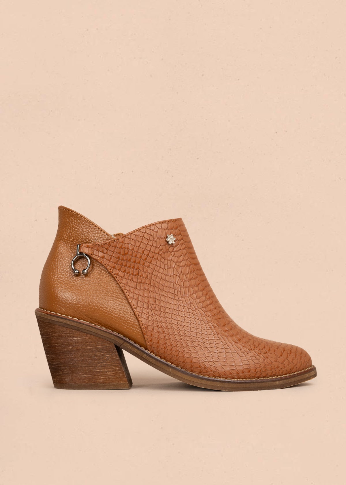Botín en cuero color miel con textura croco y detalle metálico lateral 106120