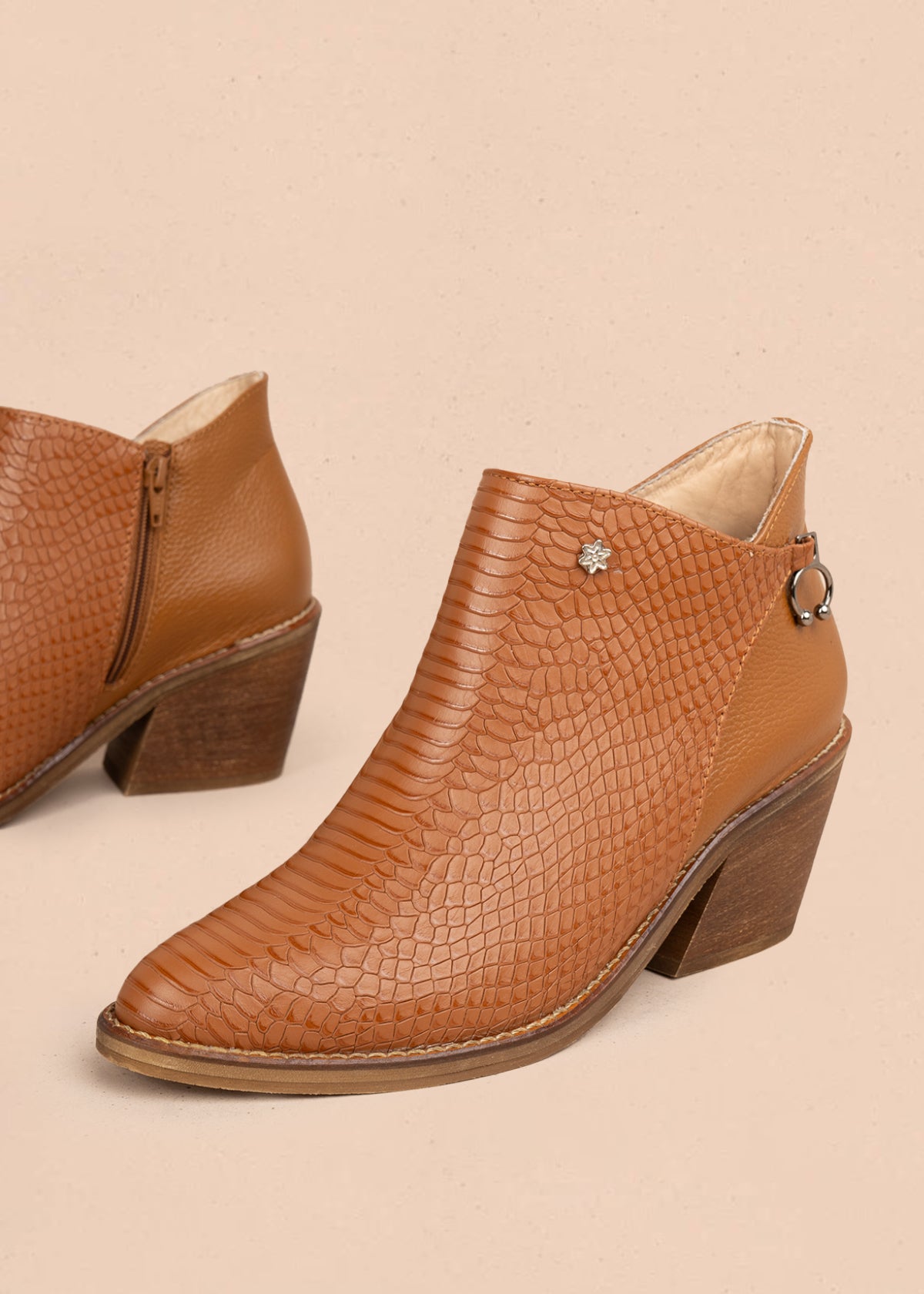 Botín en cuero color miel con textura croco y detalle metálico lateral 106120