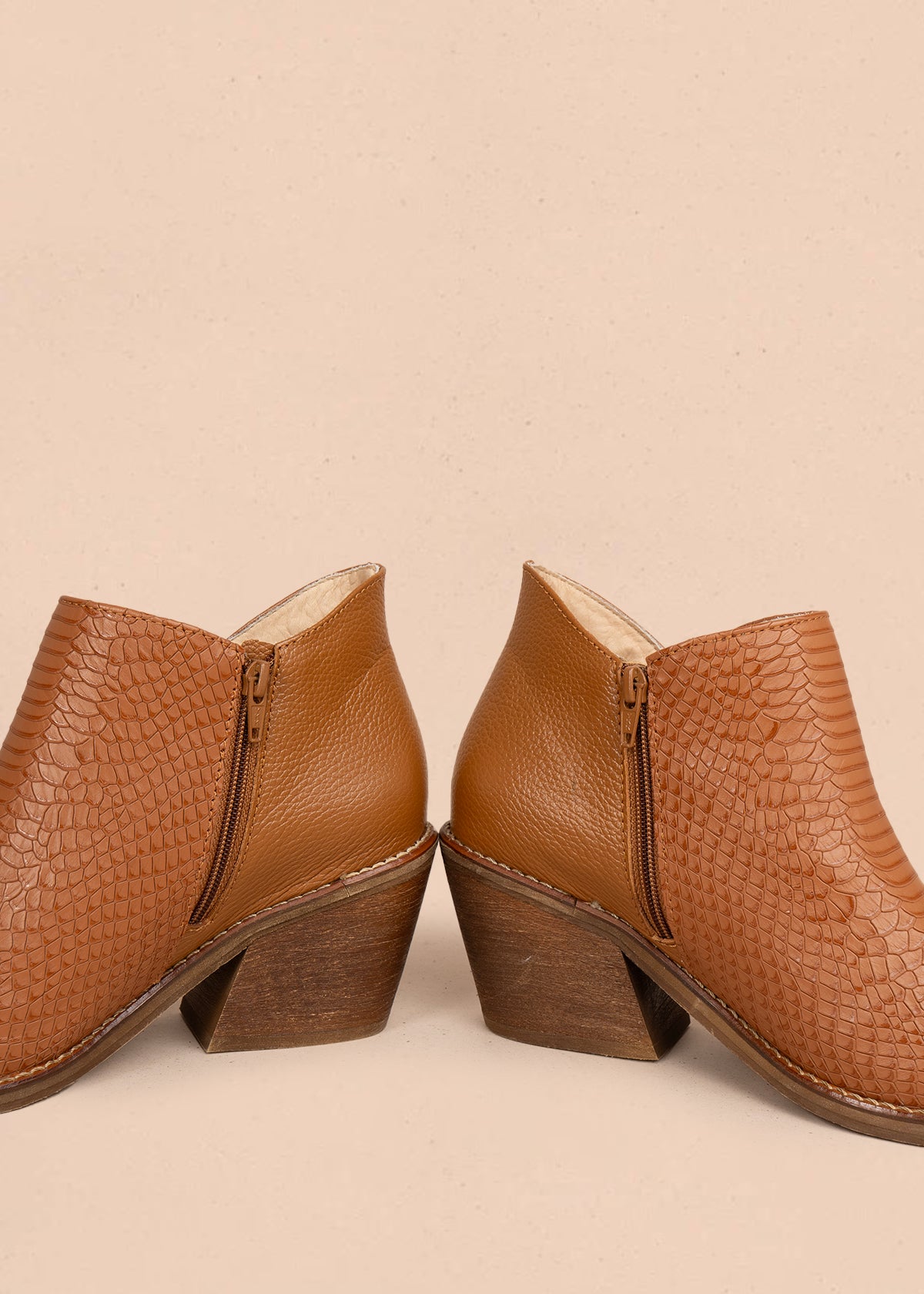 Botín en cuero color miel con textura croco y detalle metálico lateral 106120