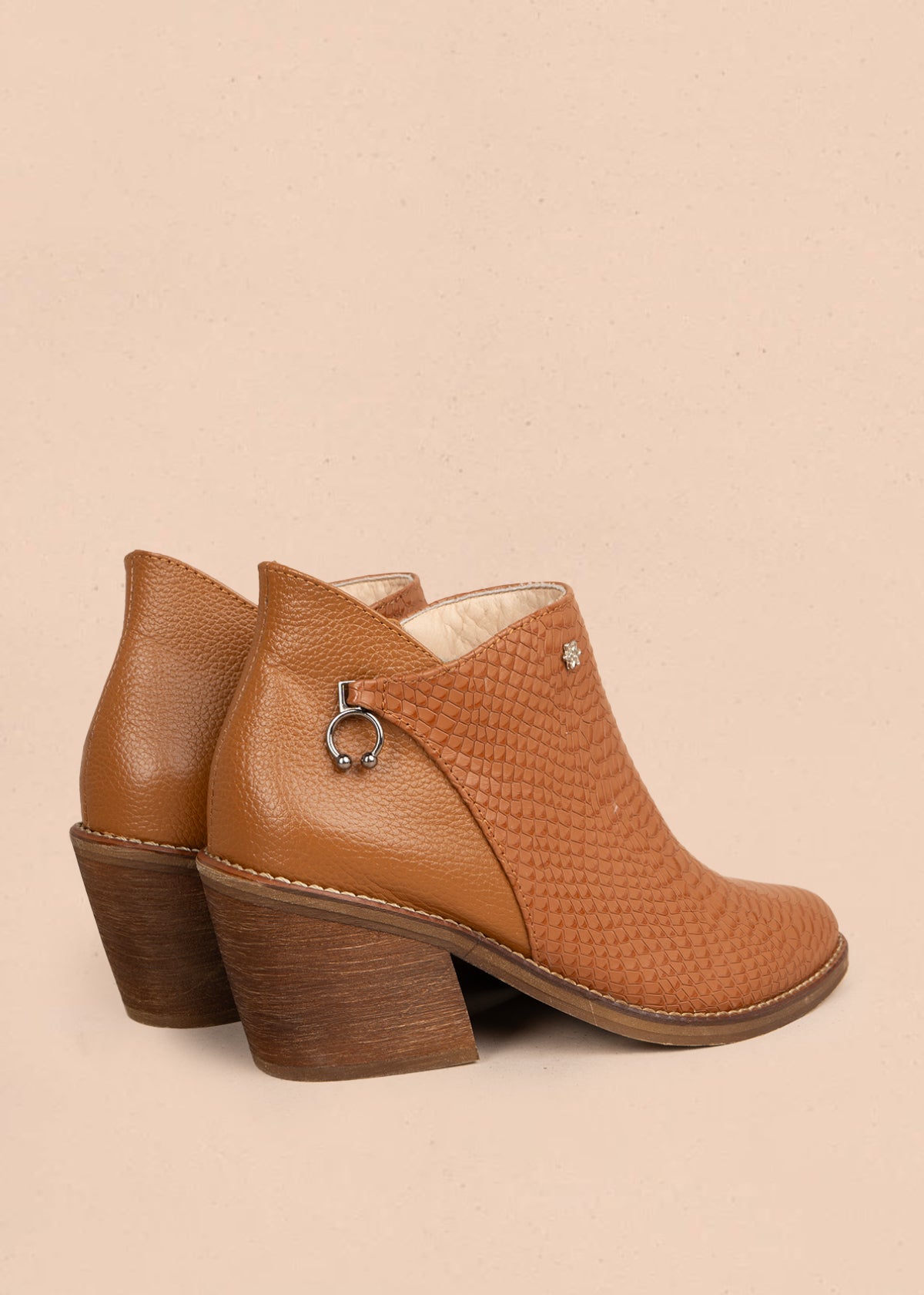 Botín en cuero color miel con textura croco y detalle metálico lateral 106120