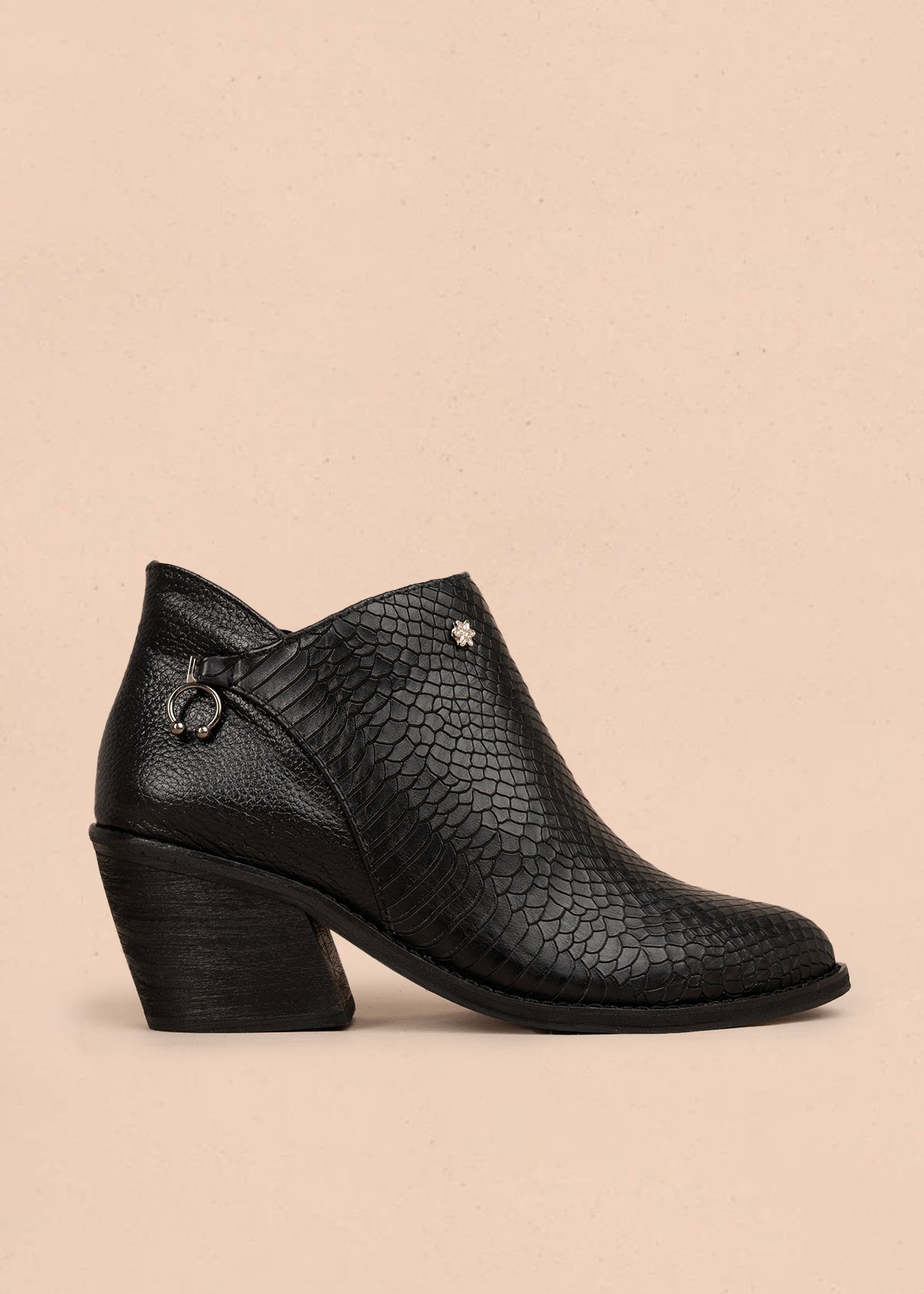 Botín en cuero color negro con textura croco y detalle metálico lateral 106120