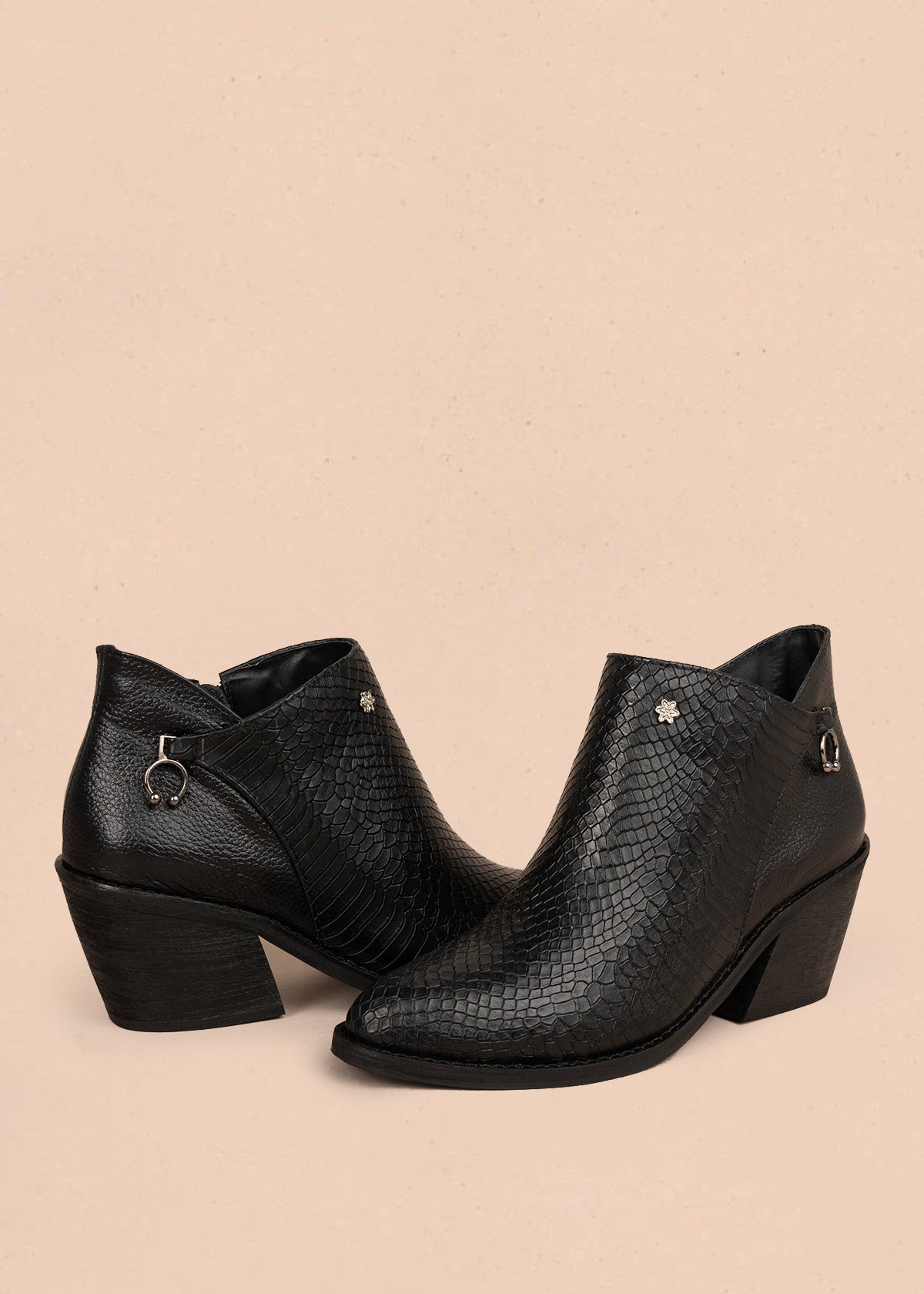 Botín en cuero color negro con textura croco y detalle metálico lateral 106120