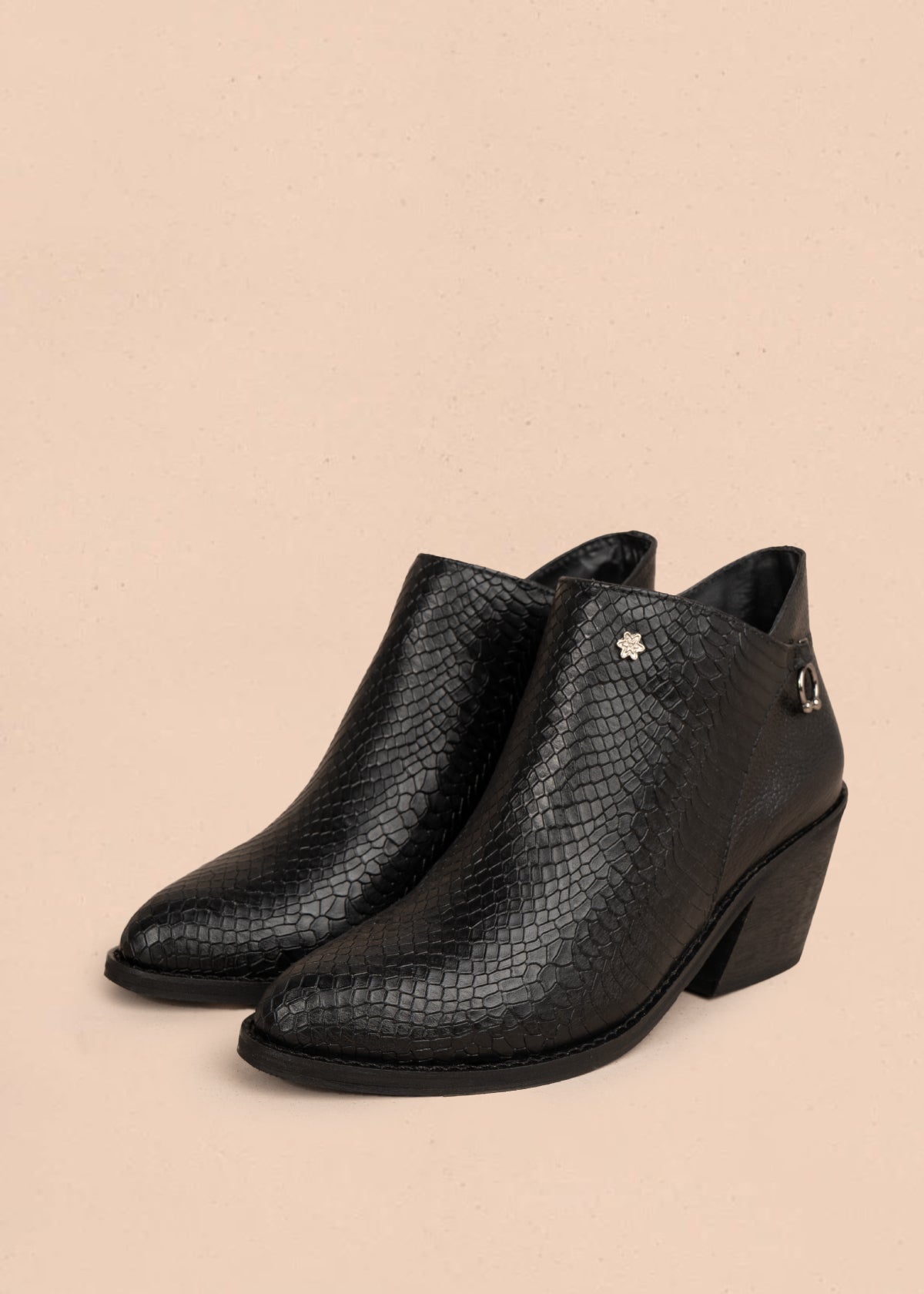 Botín en cuero color negro con textura croco y detalle metálico lateral 106120