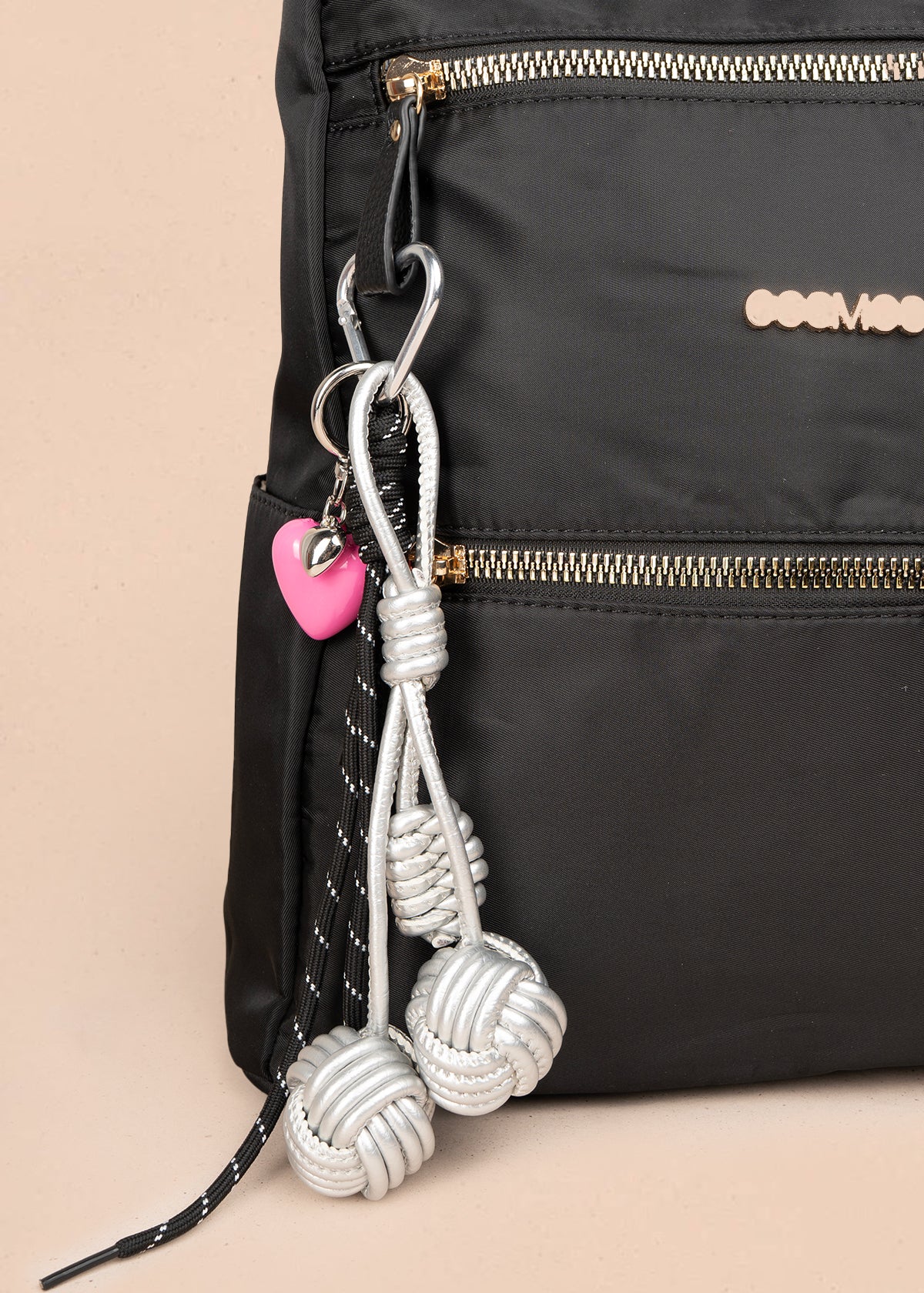 Llavero con colgante rosa y nudos decorativos color multicolor 106125