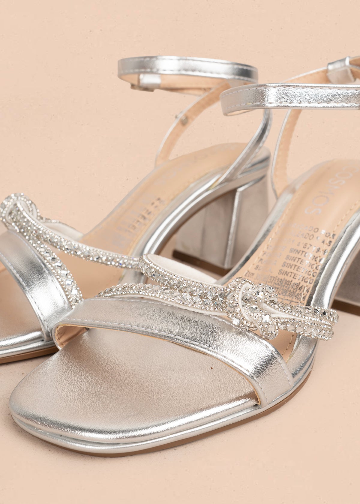 Sandalia fiesta color plata con diseño elegante y tiras con pedrería brillante 106143