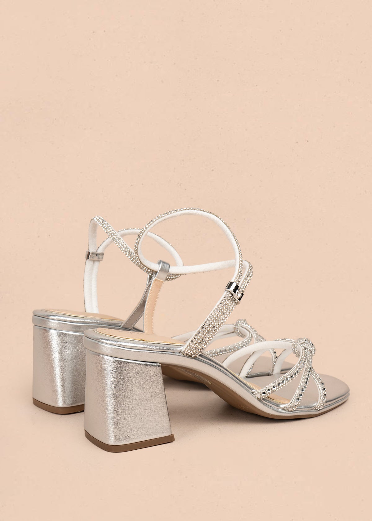 Sandalia color plata con pedrería decorativa y correa al tobillo 106144