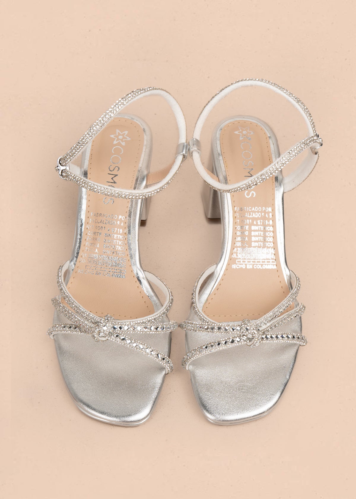 Sandalia color plata con pedrería decorativa y correa al tobillo 106144