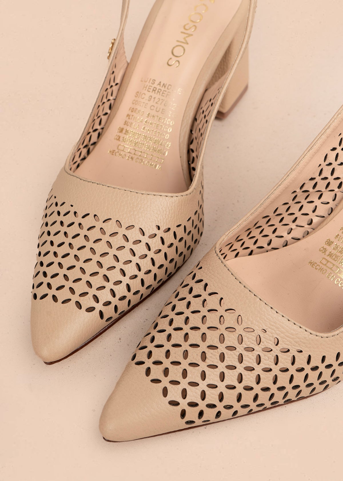 Trabilla en cuero color beige con perforaciones 106145