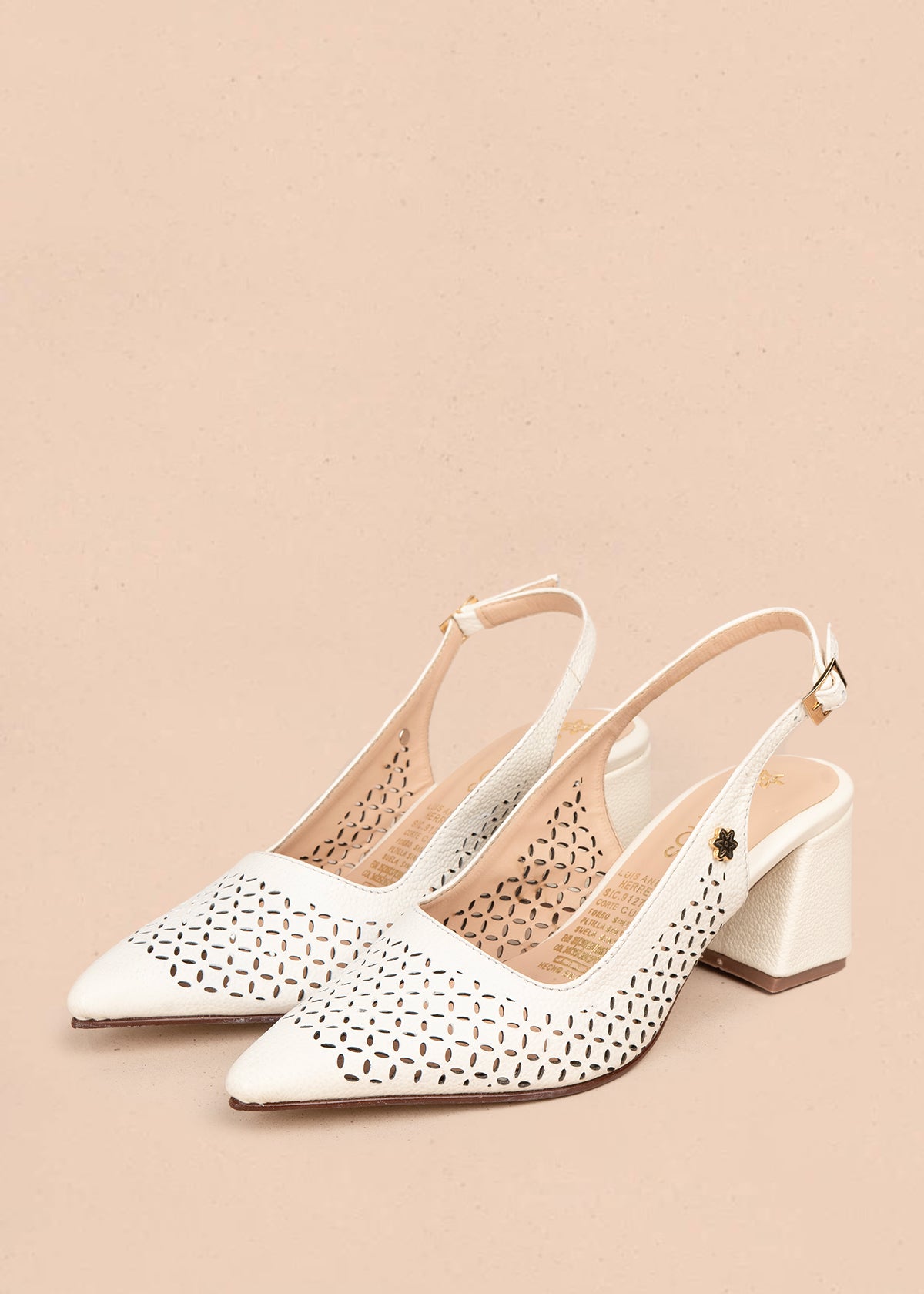 Trabilla en cuero color talco con perforaciones 106145