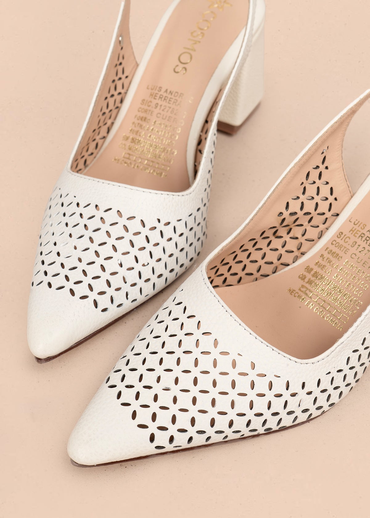 Trabilla en cuero color talco con perforaciones 106145