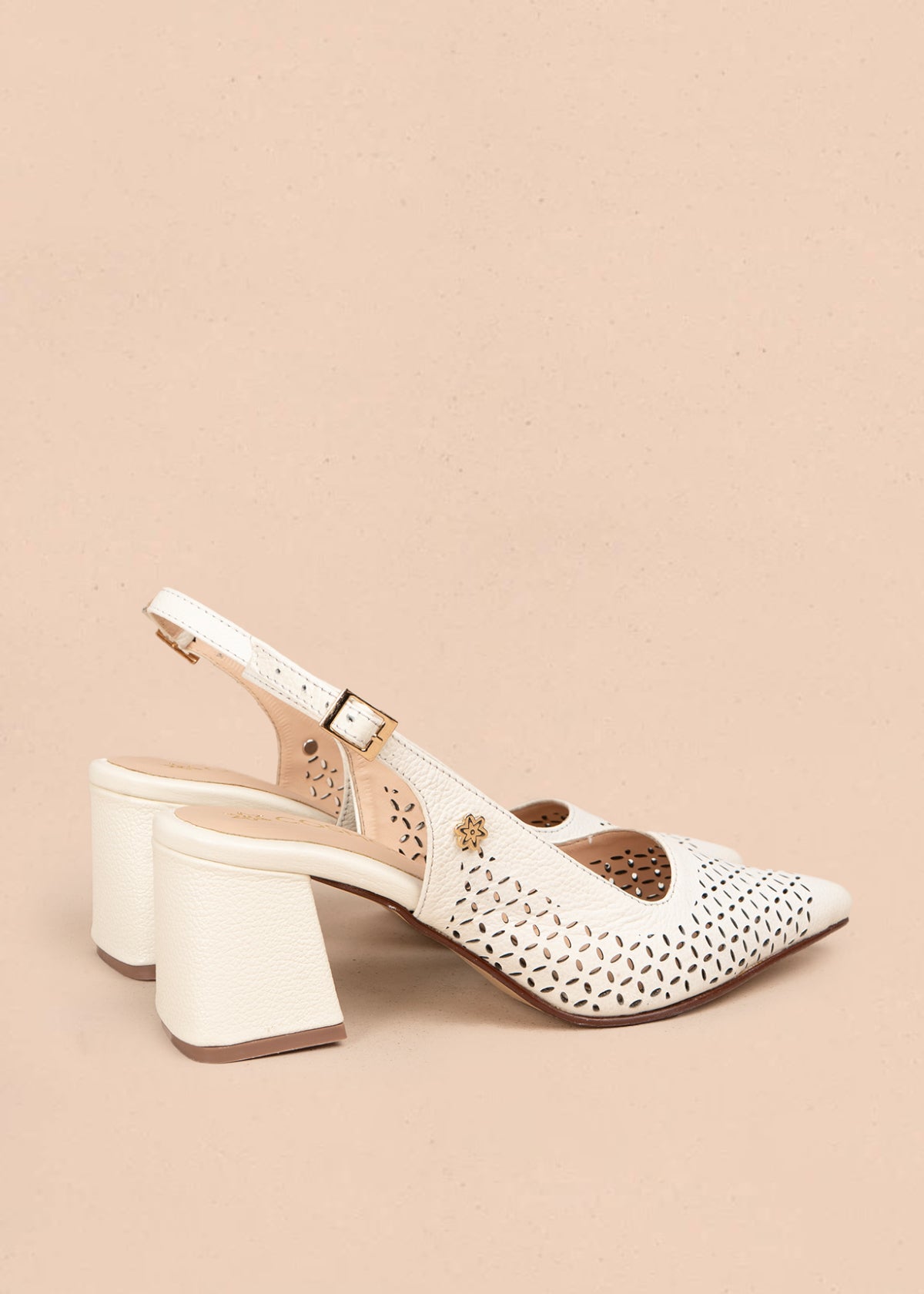 Trabilla en cuero color talco con perforaciones 106145