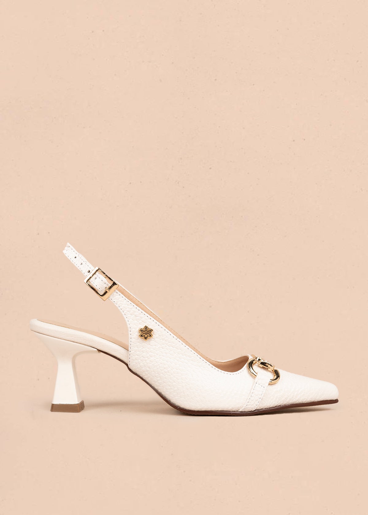 Trabilla en cuero color talco con hebilla brillante 106146