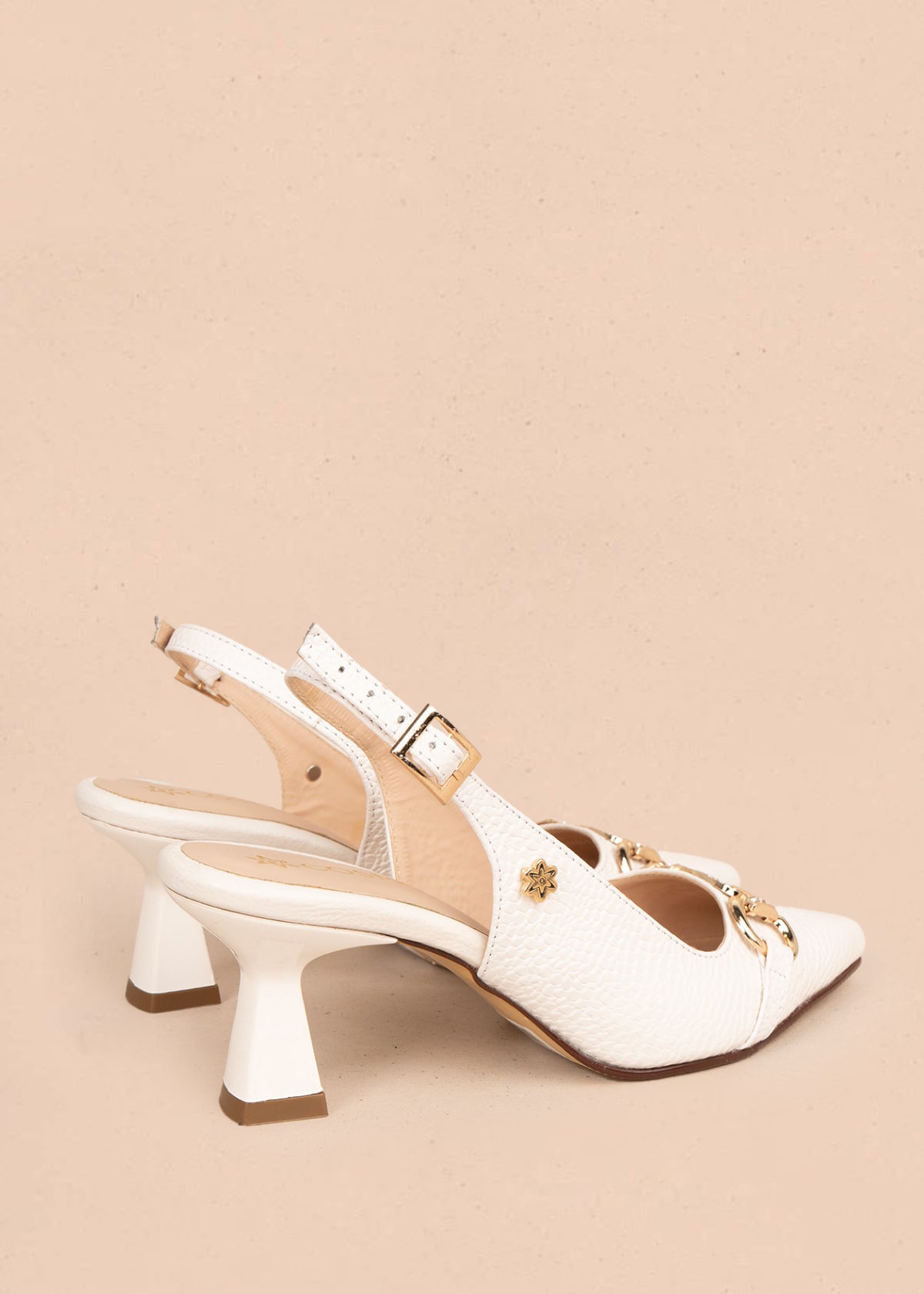 Trabilla en cuero color talco con hebilla brillante 106146