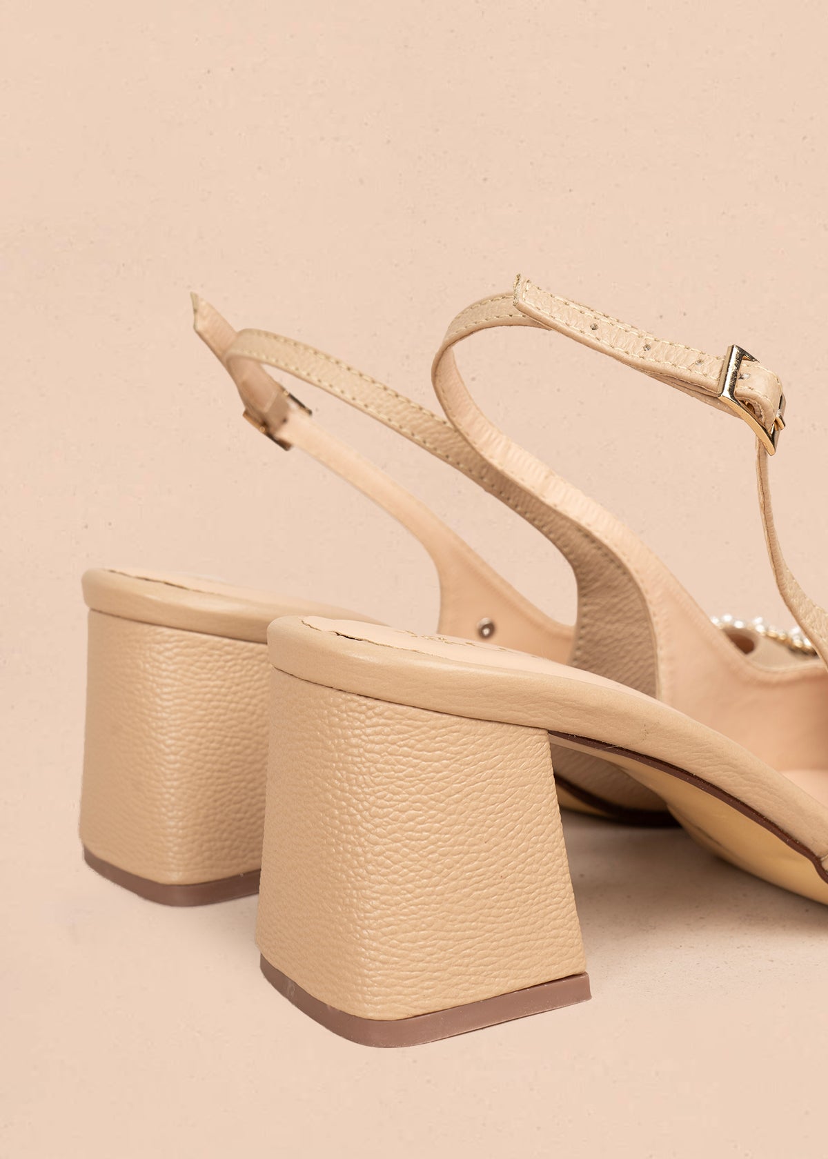 Trabilla en cuero color beige con aplique de perlas y cristales en punta 106148