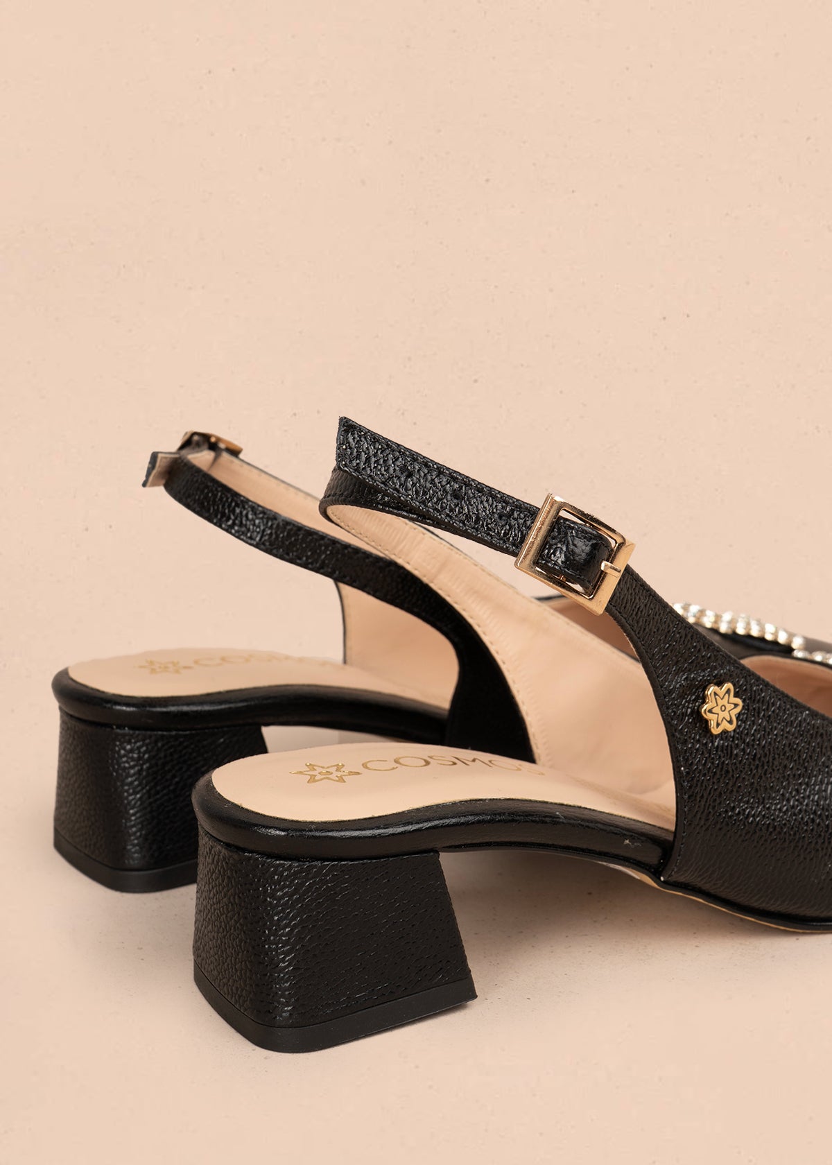 Tacones trabilla en cuero color negro con aplique de pedrería 106149