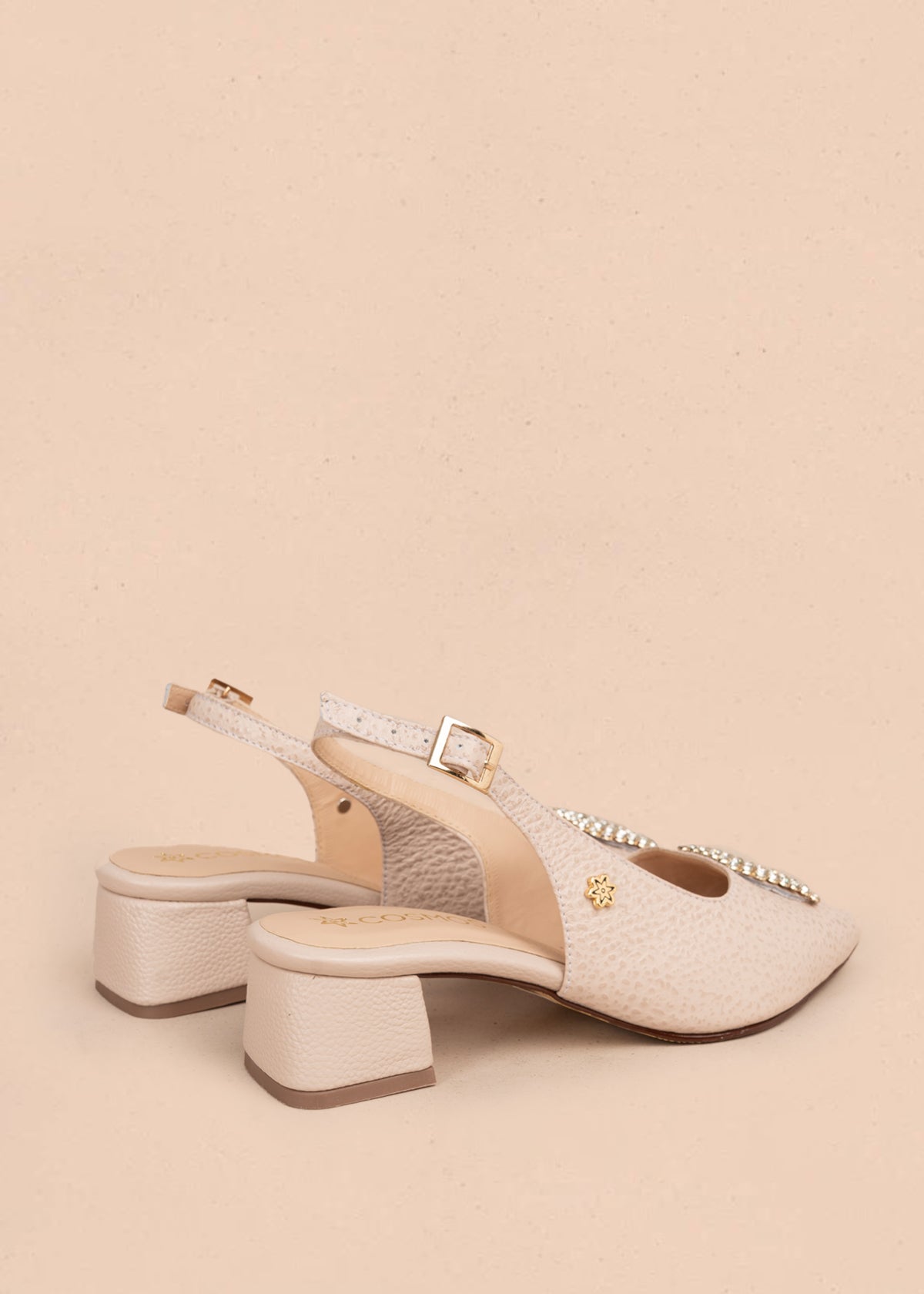 Tacones trabilla en cuero color nude con aplique de pedrería 106149