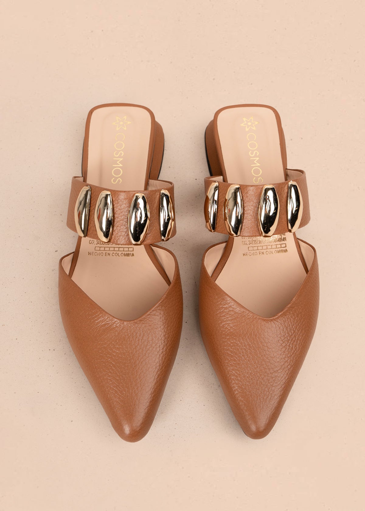 Zuecos en cuero color miel con apliques dorados 106150