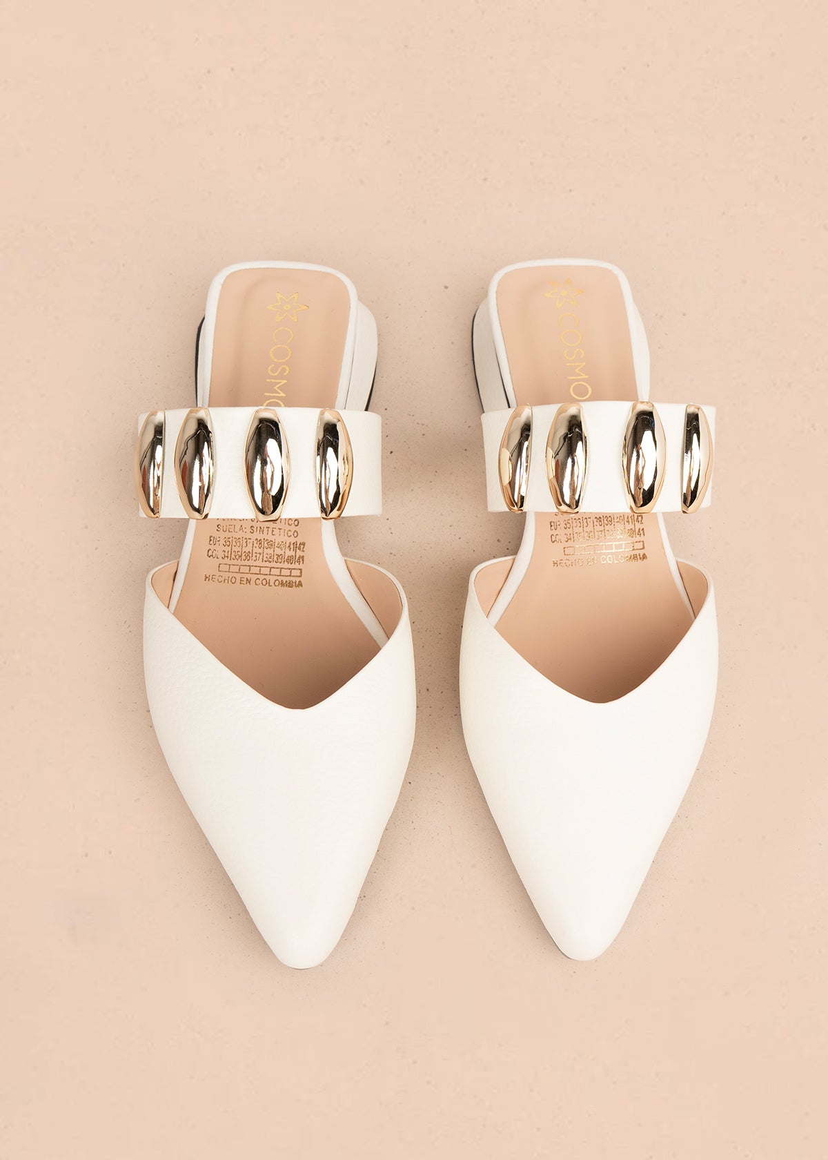 Zueco en cuero color talco con apliques dorados 106150