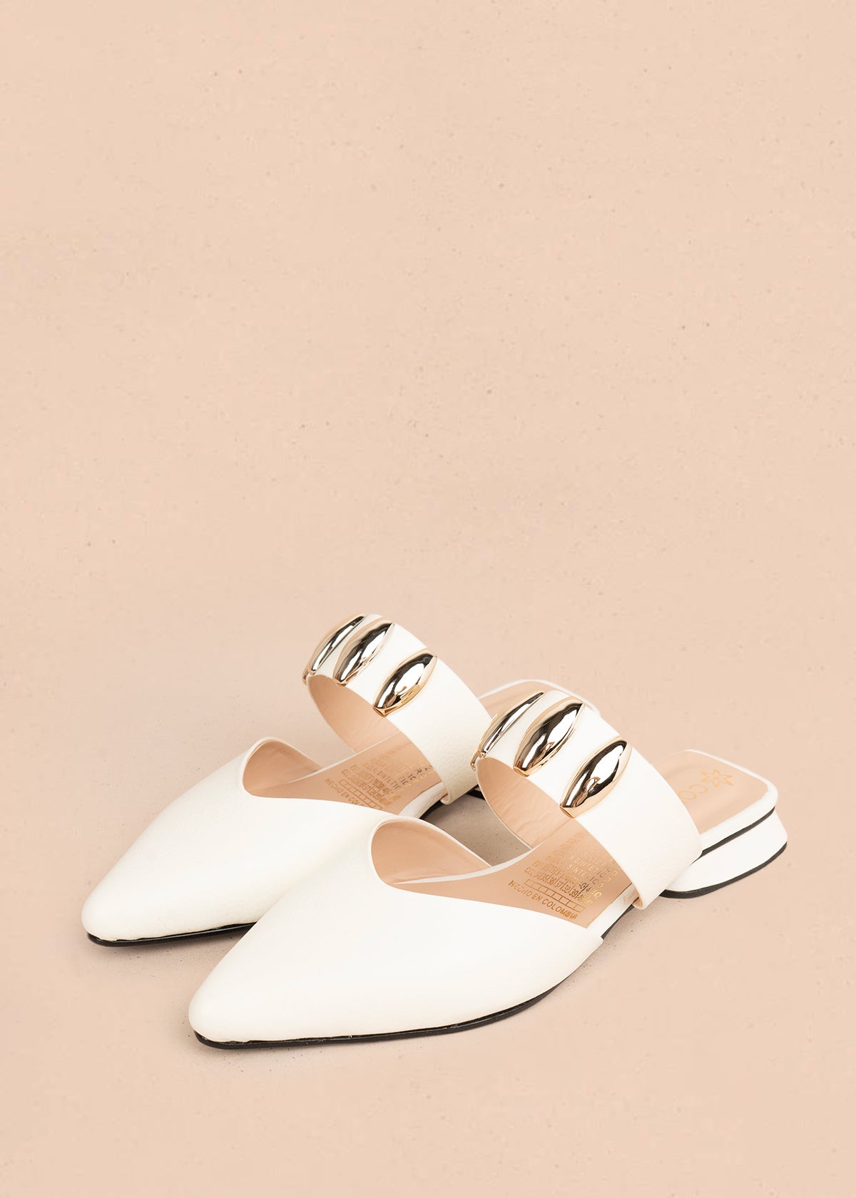 Zueco en cuero color talco con apliques dorados 106150