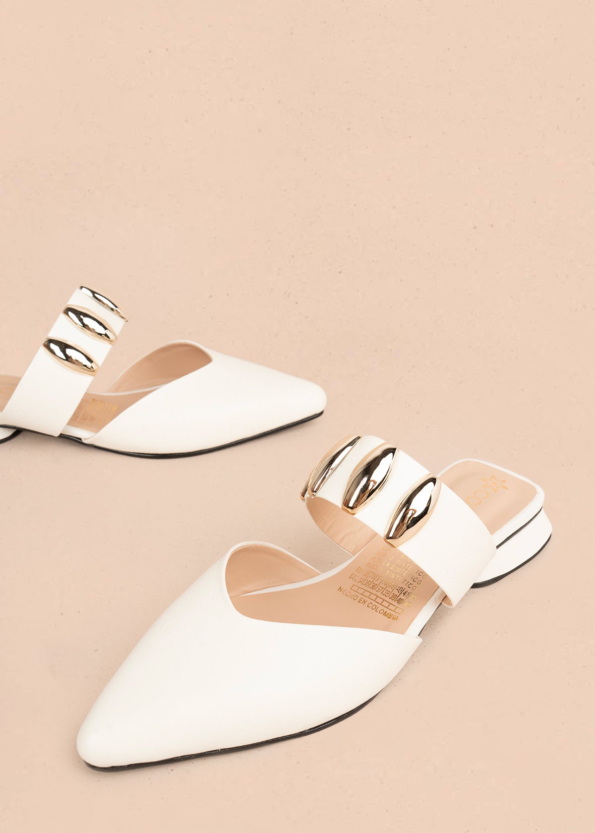 Zueco en cuero color talco con apliques dorados 106150