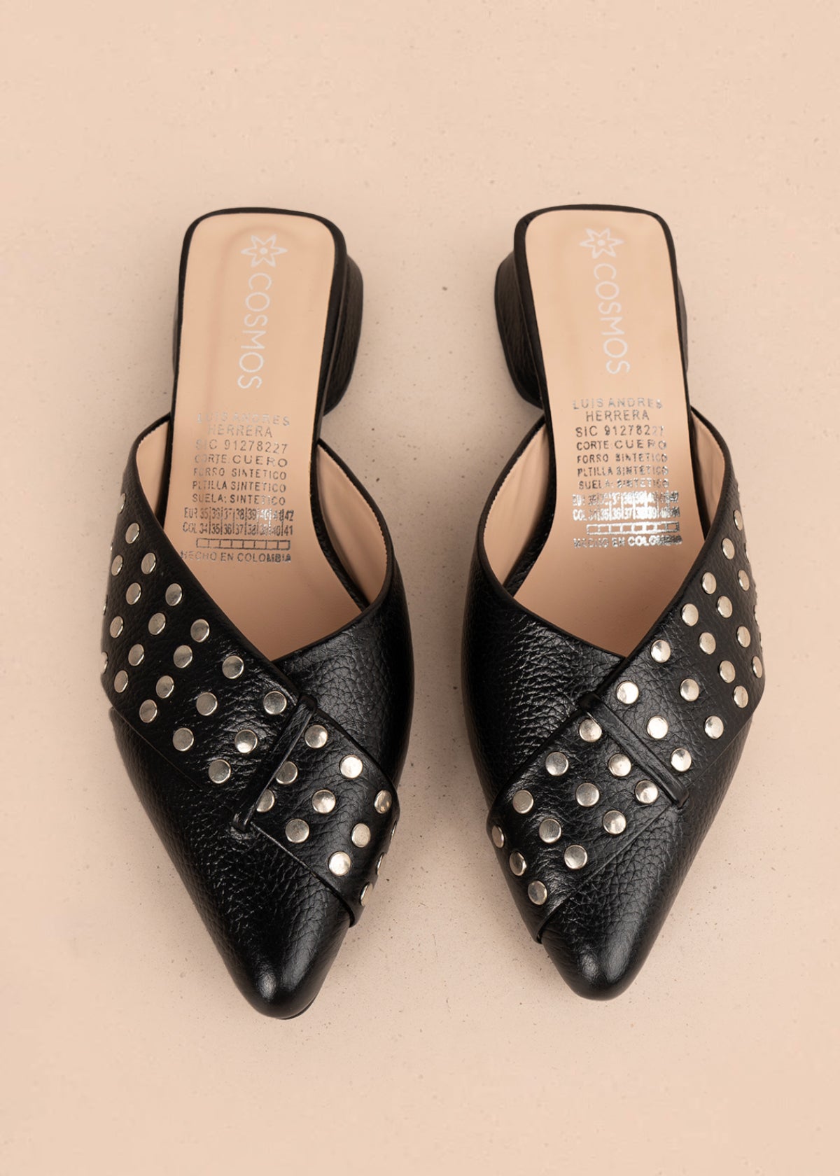 Zuecos en cuero color negro con taches 106151