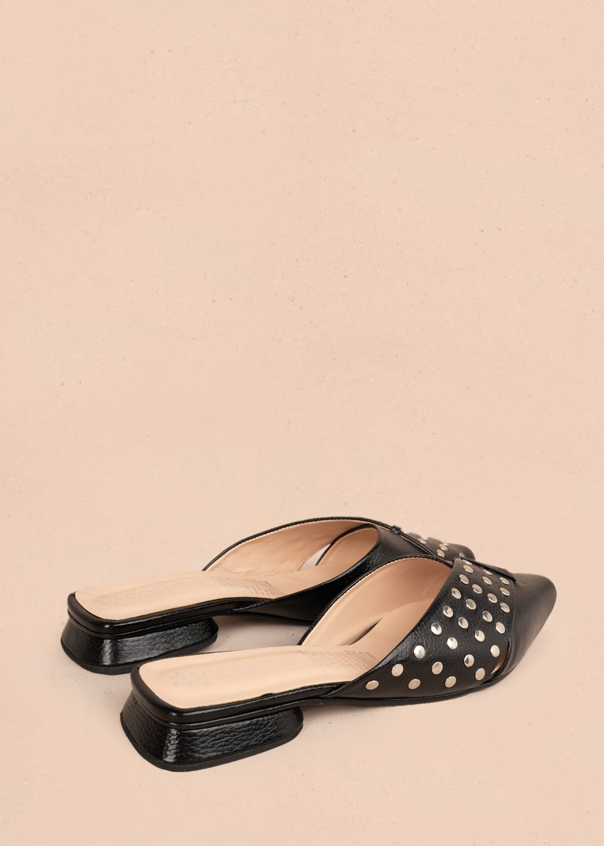 Zuecos en cuero color negro con taches 106151