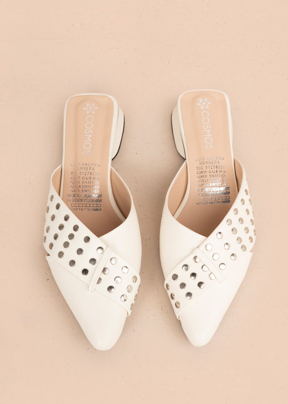 Zueco en cuero color talco con taches 106151