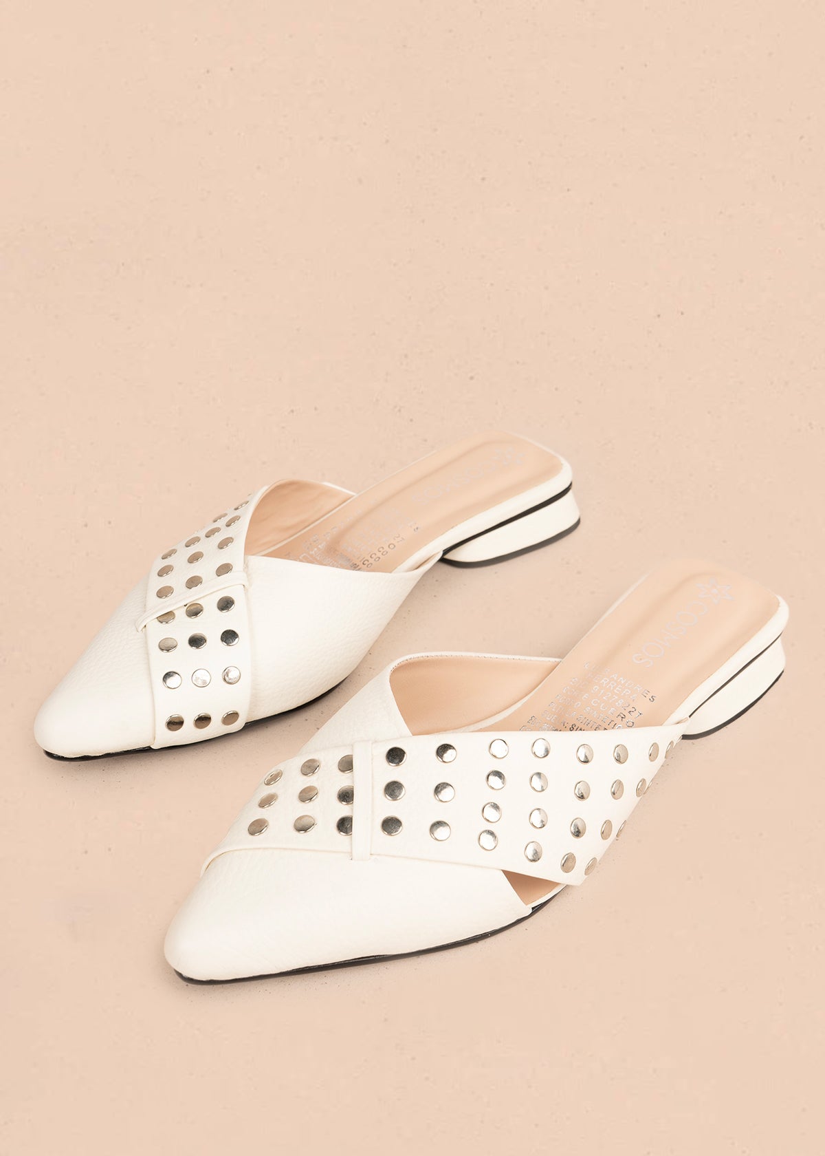 Zueco en cuero color talco con taches 106151