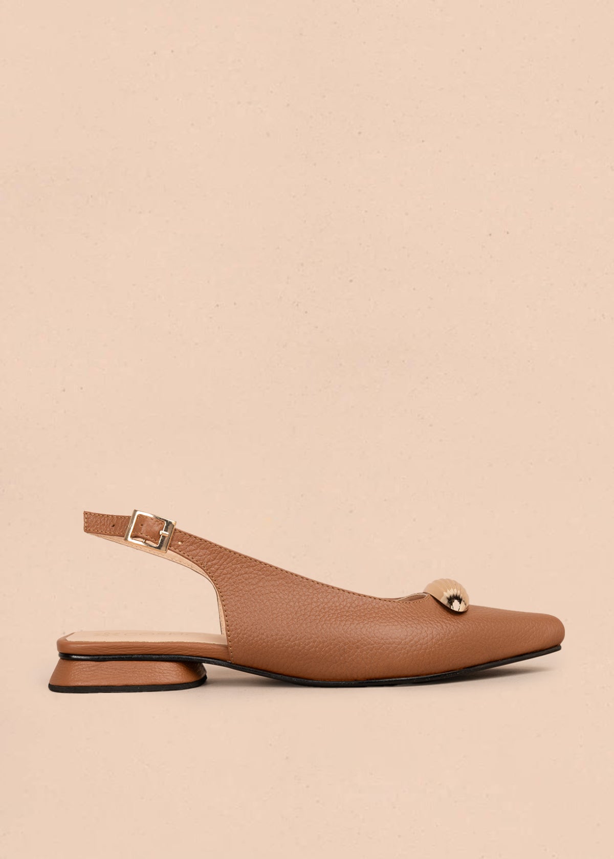 Trabilla en cuero color miel con aplique metálico dorado 106152