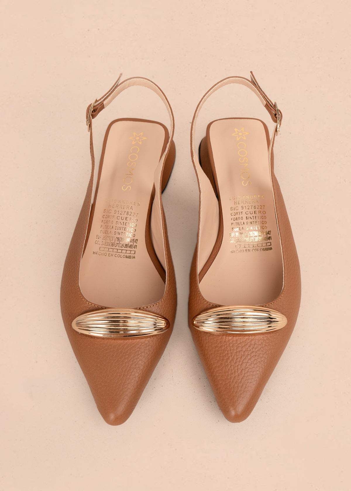 Trabilla en cuero color miel con aplique metálico dorado 106152