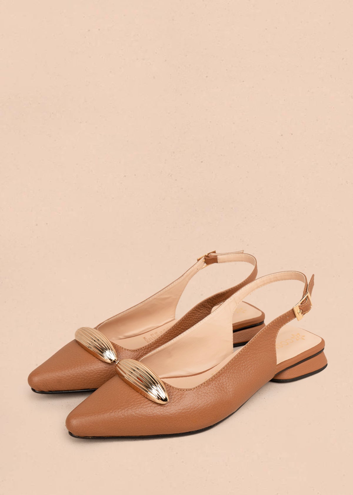 Trabilla en cuero color miel con aplique metálico dorado 106152