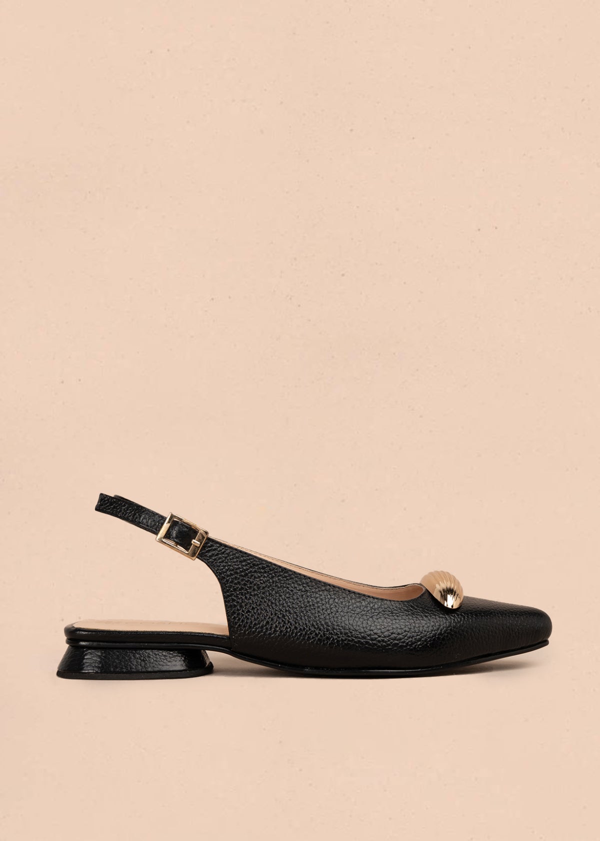 Trabilla en cuero color negro con aplique metálico dorado 106152