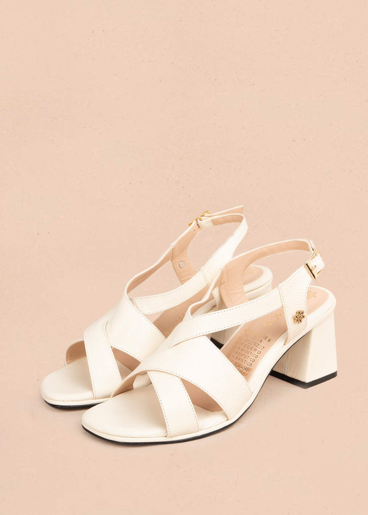 Sandalia en cuero color talco con correas entrecruzadas 106155