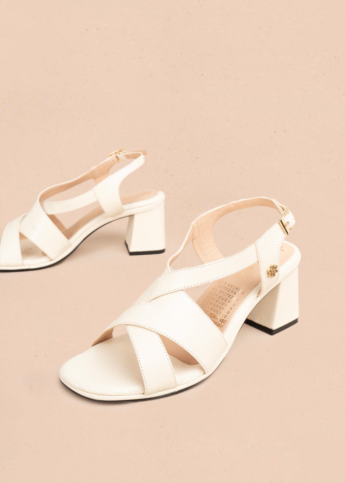 Sandalia en cuero color talco con correas entrecruzadas 106155