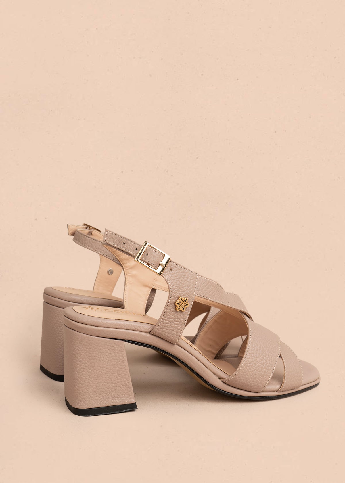 Sandalia en cuero color taupe con correas entrecruzadas 106155