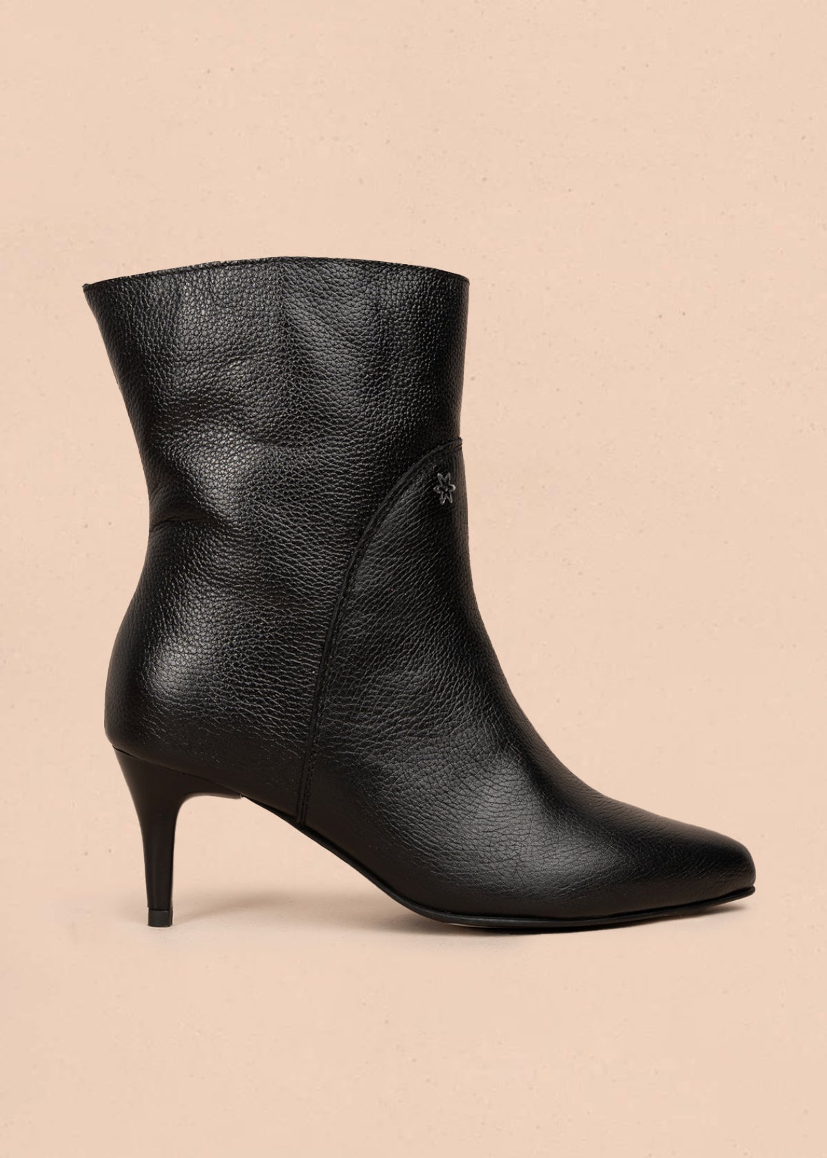 Bota en cuero color negro con punta fina y tacón delgado 106163