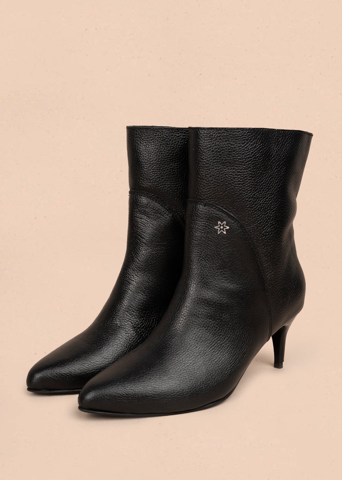 Bota en cuero color negro con punta fina y tacón delgado 106163