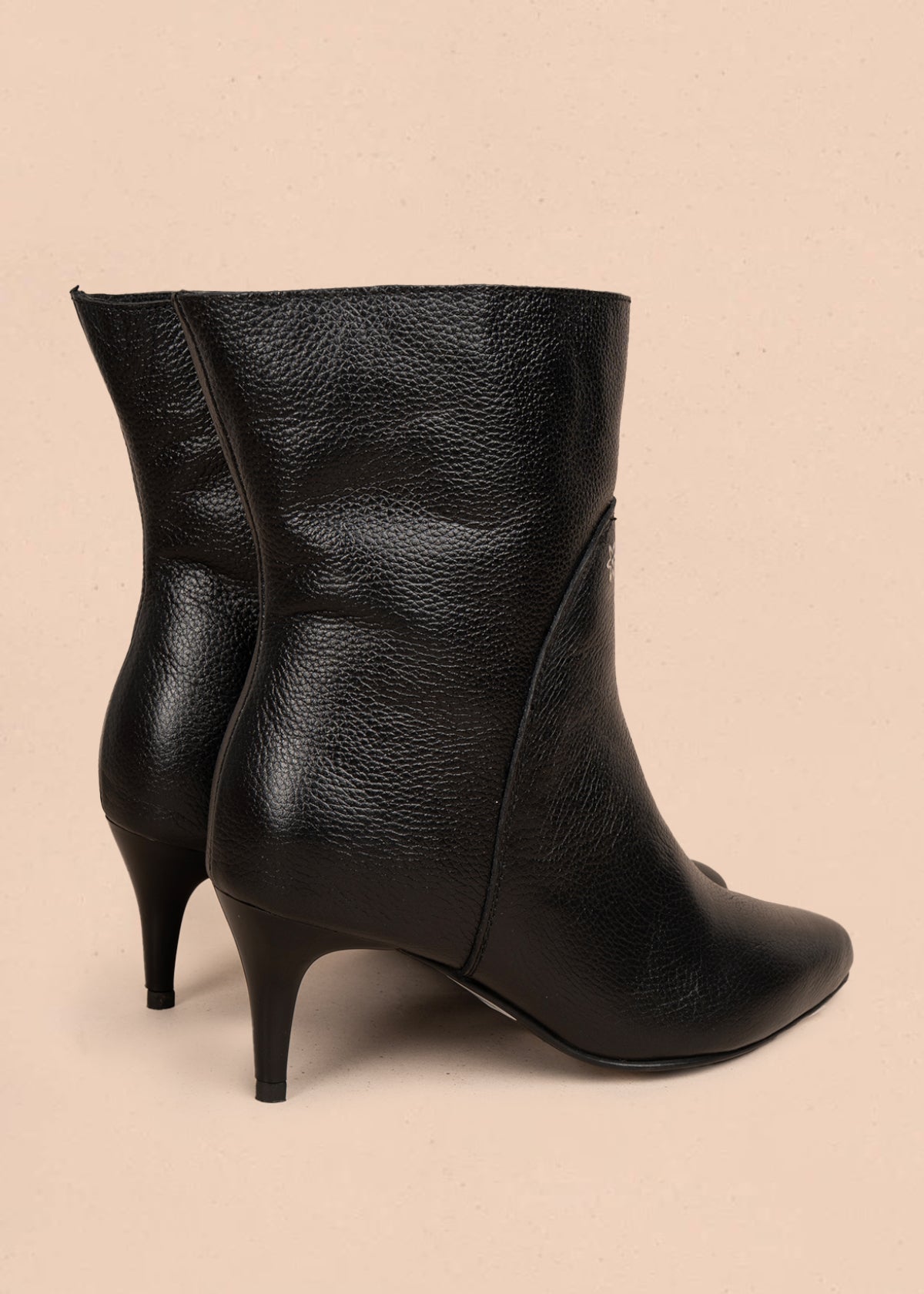 Bota en cuero color negro con punta fina y tacón delgado 106163