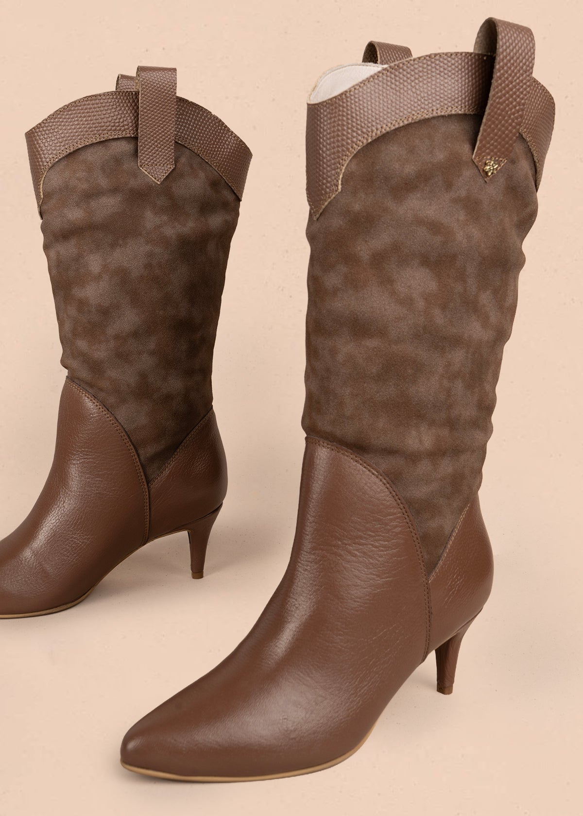 Botas en cuero color café con caña alta en gamuza y detalle cowboy 106164